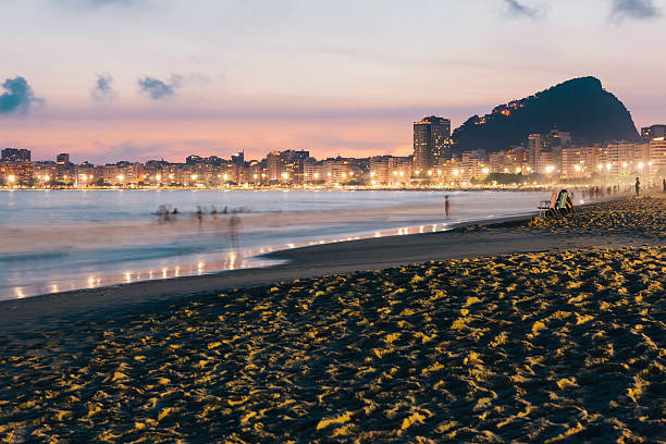 por la noche la playa de copacabana, río de janeiro - brazil beach copacabana beach recreational pursuit fotografías e imágenes de stock