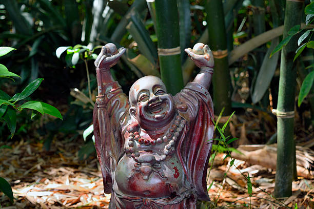 glücklicher buddha im asiatischen garten. - buddha laughing guru smiling stock-fotos und bilder