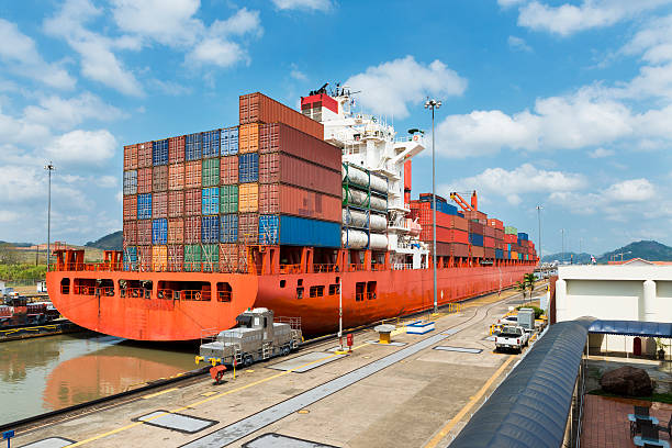 cargo ship in the miraflores locks in the panama canal - panama canal panama global finance container ship imagens e fotografias de stock