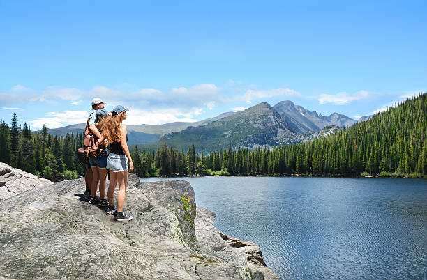 一緒にハイキング旅行を楽しむ家族。 - panoramic child scenics forest ストックフォトと画像