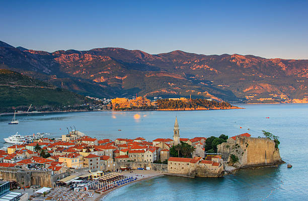 paesaggio della città vecchia di budva al tramonto. montenegro. - budva foto e immagini stock