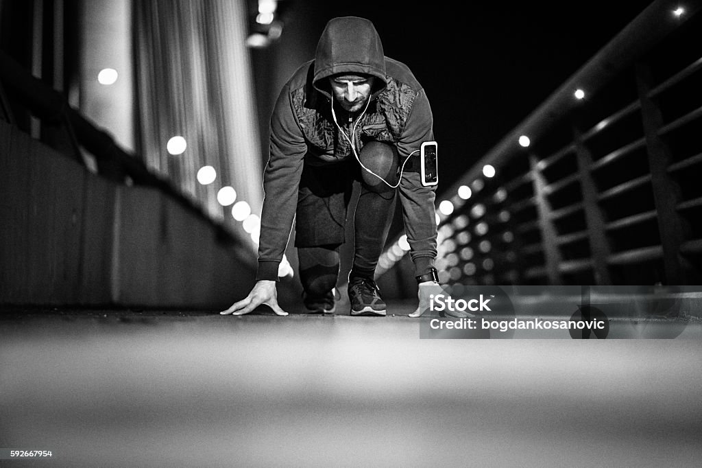 Jeune homme sportif en début position de vous préparer à courir - Photo de Image en noir et blanc libre de droits