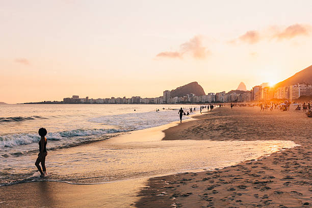 spiaggia di copacabana al tramonto, rio de janeiro - copacabana beach immagine foto e immagini stock