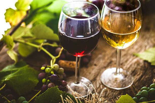 vino  - wine pouring wineglass white wine fotografías e imágenes de stock