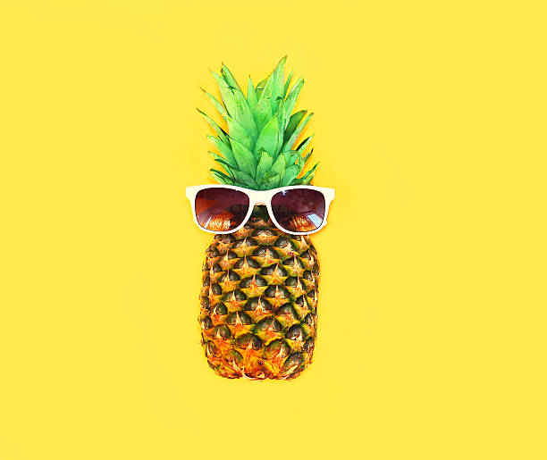 abacaxi com óculos de sol em ananas coloridas de fundo amarelo - vegetarian food creativity vegetable humor - fotografias e filmes do acervo