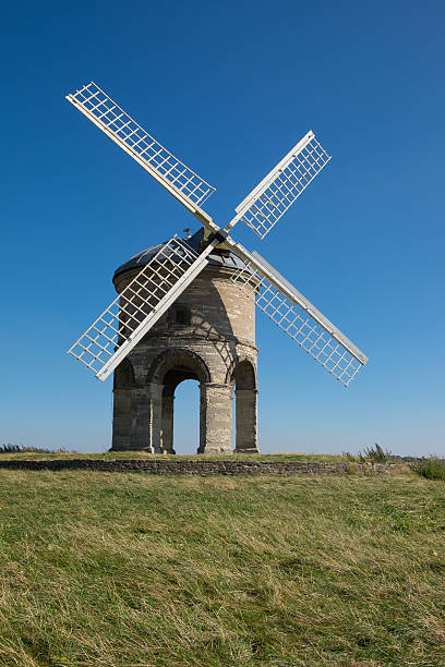 Chesterton Windmill, Warwickshire The restored Chesterton Windmill, a tall round stone building with sails painted white, a prominent landmark in Warwickshire, central England chesterton photos stock pictures, royalty-free photos & images