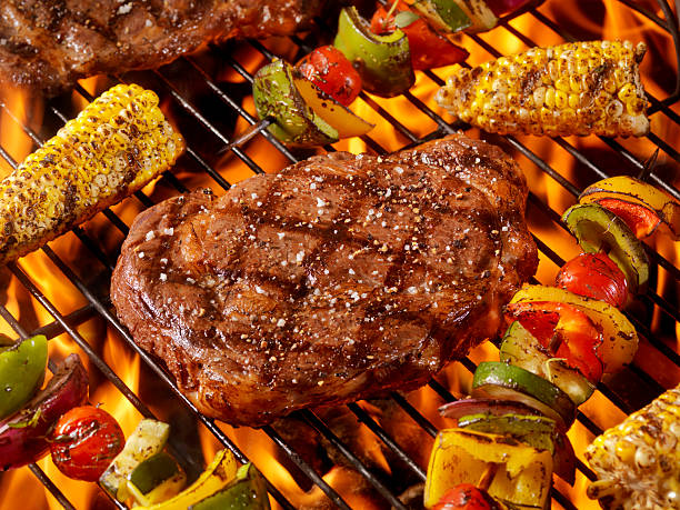 bbq rib eye steaks con corna e verdure kabobs - strip steak steak sirloin steak rib eye steak foto e immagini stock