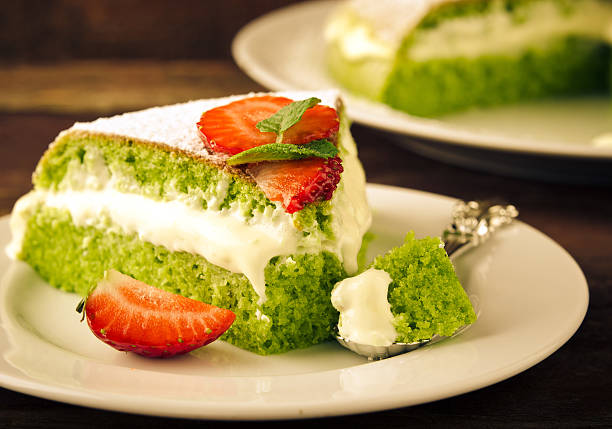 green spinach cake with strawberry and mint on a dark - muffin cheese bakery breakfast imagens e fotografias de stock