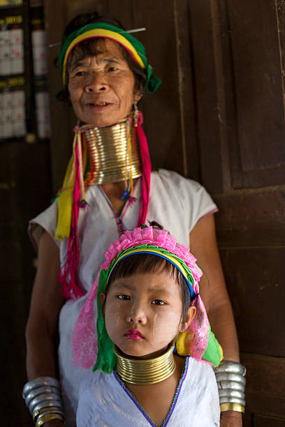 mujer de cuello largo y nieta en loikaw, myanmar. - bagan myanmar burmese culture family fotografías e imágenes de stock