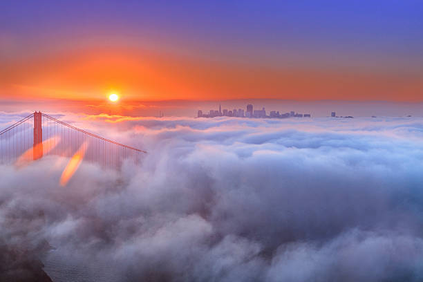 мост золотые ворота и низкий туман на восходе солнца - marin headlands стоковые фото и изображения