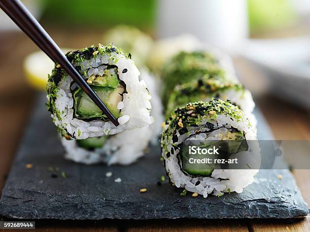 Photo libre de droit de Manger Des Sushis Au Chou Frisé Sains banque d'images et plus d'images libres de droit de Sushi - Sushi, Végétalien, Cuisine japonaise