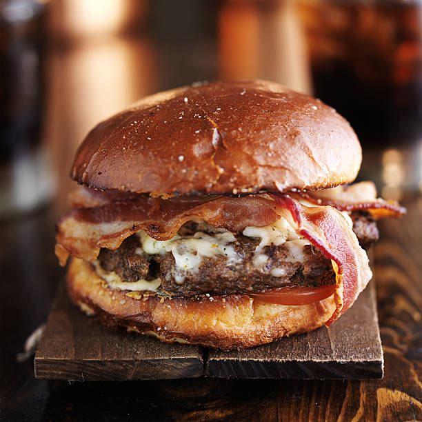 素朴なベーコンチーズバーガー - bacon cheeseburger ストックフォトと画像