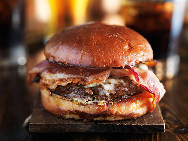 juicy gourmet cheeseburger - bacon cheeseburger bacon cheeseburger hamburger imagens e fotografias de stock
