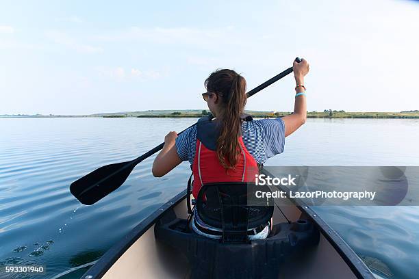 Mujer Joven En Canoa En El Lago En Un Día De Verano Foto de stock y más banco de imágenes de Canoa