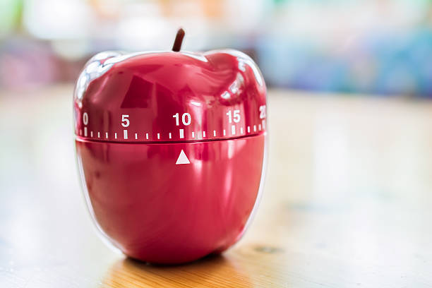 10 minutos - temporizador de huevo de cocina en forma de manzana - number 5 accuracy time blue fotografías e imágenes de stock