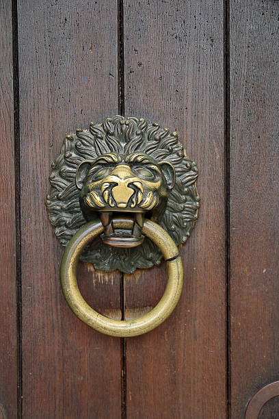istock Massive door knocker in the form of a lion's head 593306154