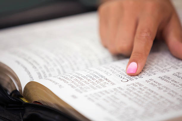 primo passo della lettura della sacra bibbia - teologia foto e immagini stock