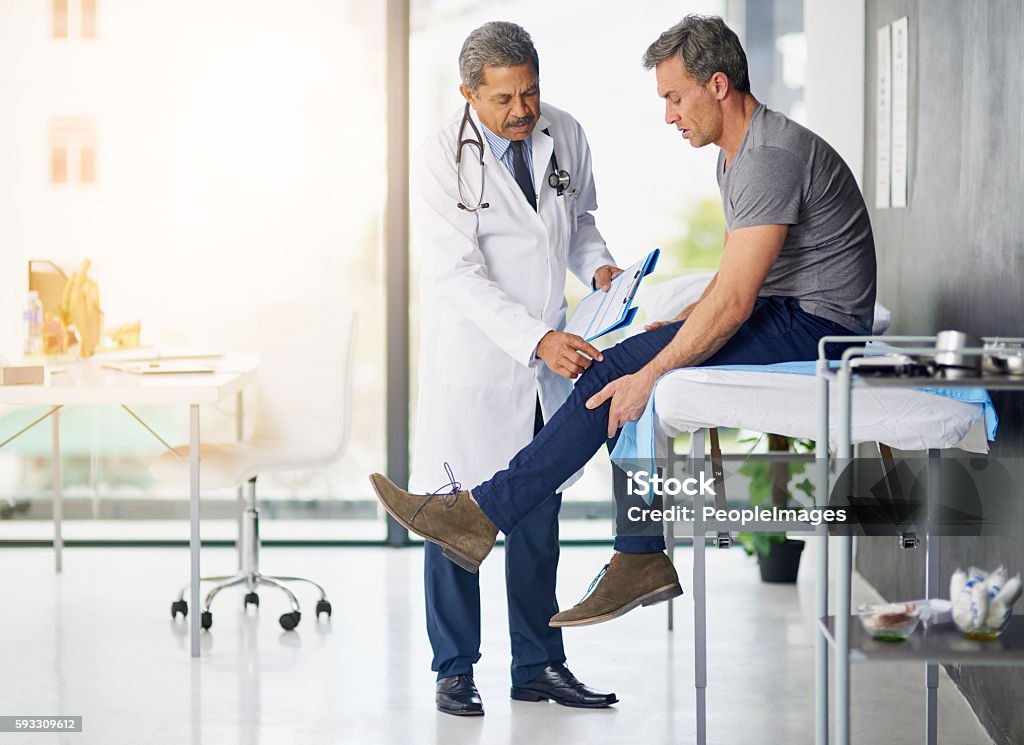 Le médecin le fait pour la santé de celui-ci - Photo de Docteur libre de droits