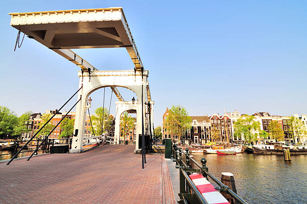 pont maigre (skinny bridge) sur amstel, amsterdam, aux pays-bas - magere brug photos et images de collection