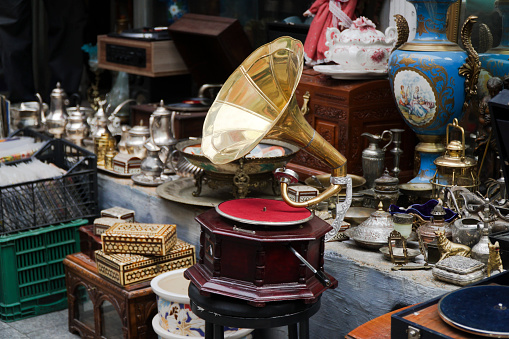Gramófono viejo y otros objetos antiguos en el mercado de antigüedades photo