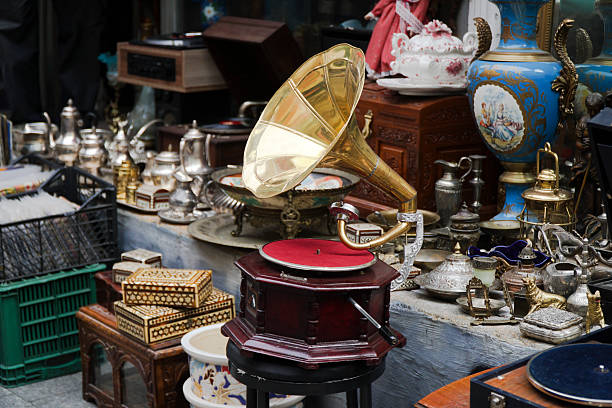 gramófono viejo y otros objetos antiguos en el mercado de antigüedades - antigualla fotografías e imágenes de stock