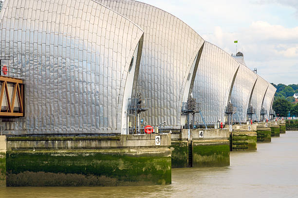 テムズ・バリア(ロンドン、イギリス) - thames river thames barrier london england boundary ストックフォトと画像