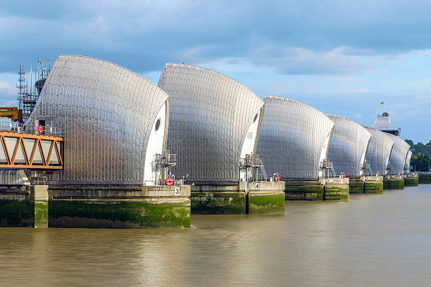 thames barrier à londres, royaume-uni - thames flood barrier photos et images de collection