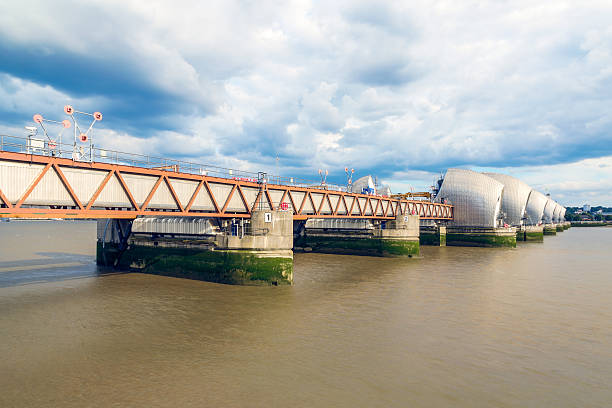 thames barrier à londres, royaume-uni - thames flood barrier photos et images de collection