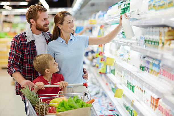 istock Family in supermarket 593319848