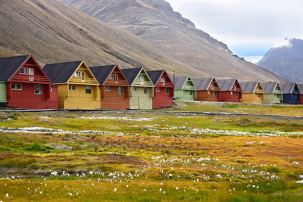 スバールバル北極ノルウェーのロングアイヤービーンの住宅 - スヴァールバル島 ストックフォトと画像