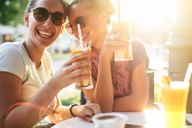 des amis féniles s’amusent au coucher du soleil - cold drink photos et images de collection