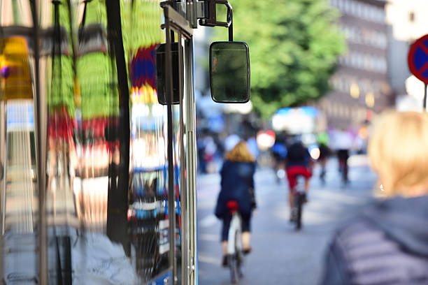 bus en ville, heure de pointe, trafic flou - blurred motion street car green photos et images de collection