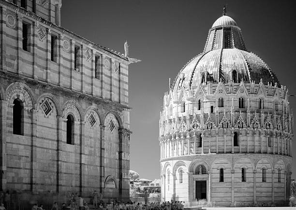 baptisterio, piazza dei miracoli, pisa, larga exposición infrarroja - leaning tower of pisa people crowd tourism fotografías e imágenes de stock