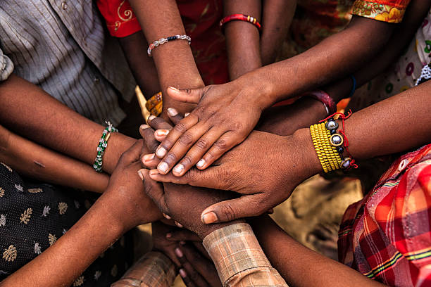 unidad de indio niños, asia - human hand holding hands hands clasped group of people fotografías e imágenes de stock