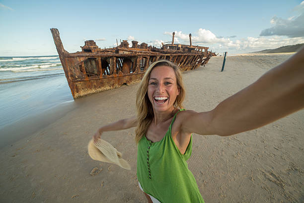 프레이저 섬에서 난파선과 셀카 초상화를 찍는 소녀 여행 - australia photographing camera beach 뉴스 사진 이미지