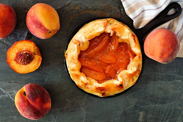 주철 프라이팬의 복숭아 타르트, 슬레이트 를 통해 장면 - peach pie 뉴스 사진 이미지