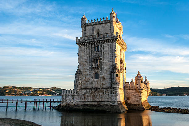torre di belem a lisbona portogallo all'ora d'oro - citytrip foto e immagini stock