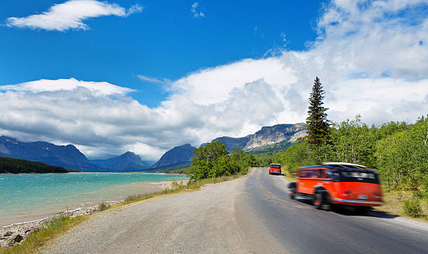 old antique tour bus touring glacier national park - us glacier national park montana bus park - fotografias e filmes do acervo