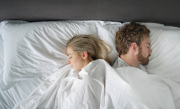 wściekła para śpiąca razem w łóżku - sleeping lying on back couple bed zdjęcia i obrazy z banku zdjęć