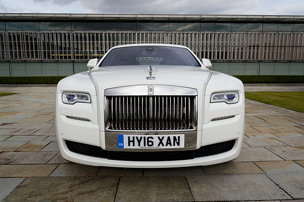 rolls-royce ghost frente a la planta de goodwood - sports car car business editorial fotografías e imágenes de stock