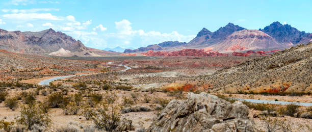 砂漠道のパノラマ - desert road road highway california ストックフォトと画像