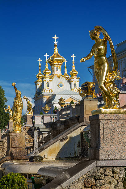 escultura de oro en peterhof, san petersburgo - peterhof palace fotografías e imágenes de stock