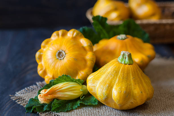 tre squash pattypan giallo con foglia e fiore su un - doily freshness raw sweet food foto e immagini stock