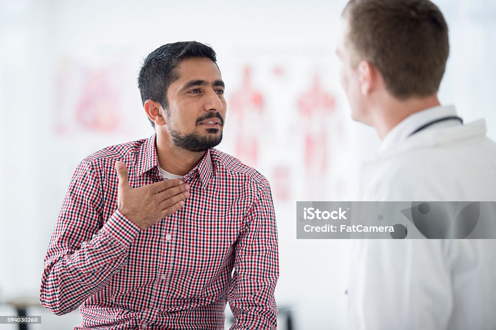 Man Getting His Cough Checked - Lizenzfrei Indischer Abstammung Stock-Foto
