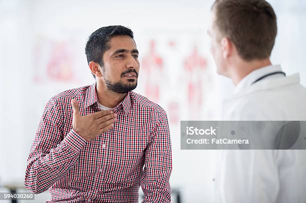 Man Getting His Cough Checked Stockfoto und mehr Bilder von Indischer Abstammung - Indischer Abstammung, Männer, Schottenkaro