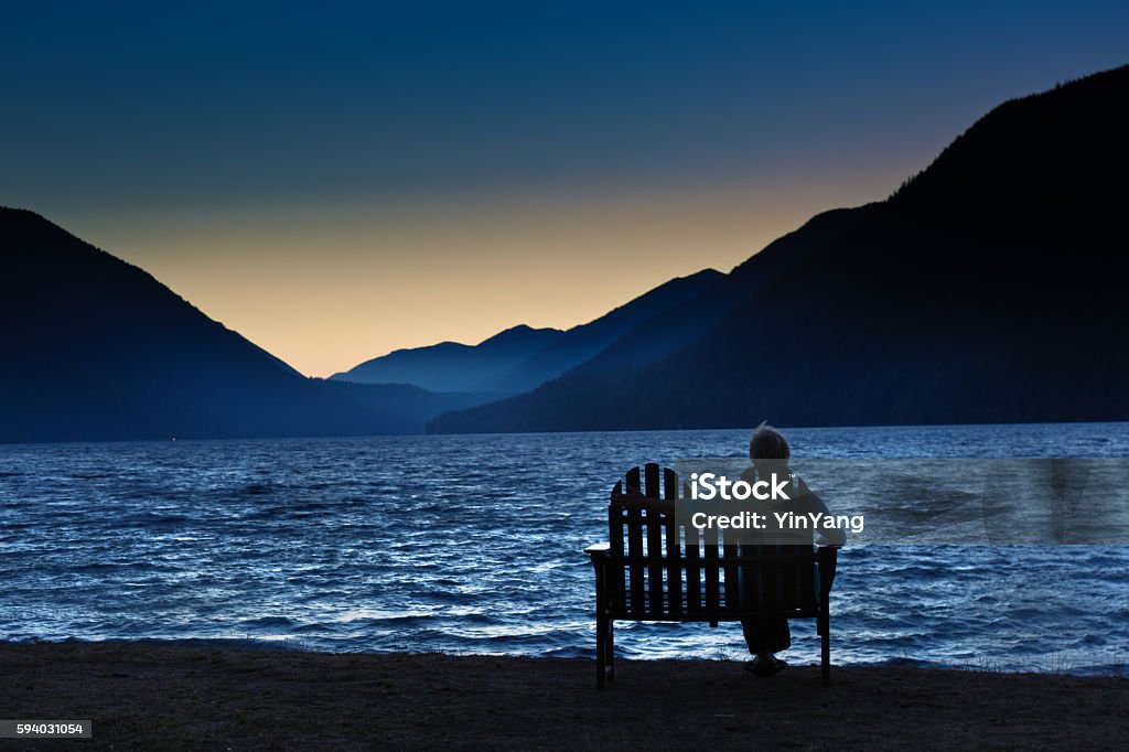 Silhouette Femme solitaire assise à regarder le lever du soleil - Photo de Vue de dos libre de droits