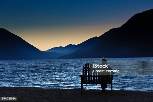 Photo libre de droit de Silhouette Femme Solitaire Assise À Regarder Le Lever Du Soleil banque d'images et plus d'images libres de droit de Vue de dos