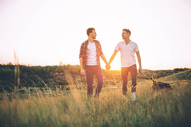 compartir un vínculo especial. - gay man homosexual men kissing fotografías e imágenes de stock