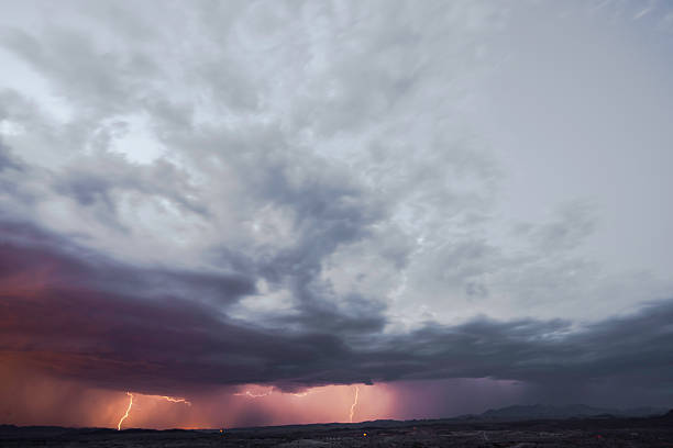 burza z piorunami  - thunderstorm lightning storm monsoon zdjęcia i obrazy z banku zdjęć