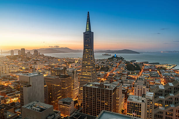 vue aérienne du crépuscule transamerica pyramid san francisco cityscape - golden gate bridge san francisco county california night photos et images de collection